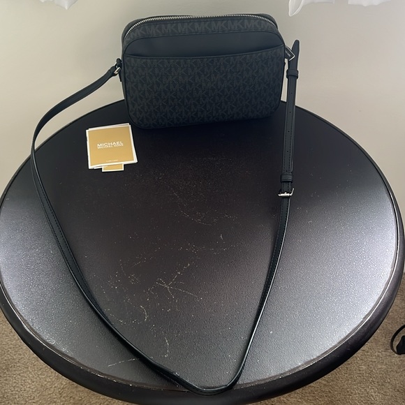 Michael Kors, Jet Set Zip Chain Crossbody Purse - Picture 3 of 4